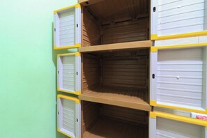 Une pièce avec un mur vert et un plancher en bois.