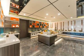 Une cuisine moderne dotée d’un îlot central, d’appareils électroménagers intégrés et d’un design épuré.