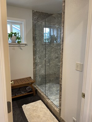 Kombinert dusj/badekar, hårføner, håndklær og såpe