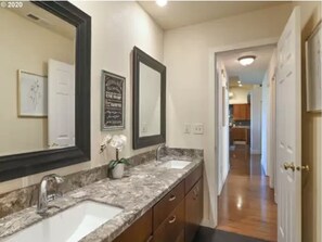 Combined shower/tub, hair dryer, towels, soap - Beautiful Farm Style House (Eugene)