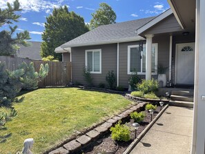 Exterior - Beautiful Farm Style House (Eugene)