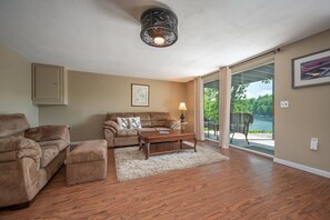 TV, fireplace, stereo