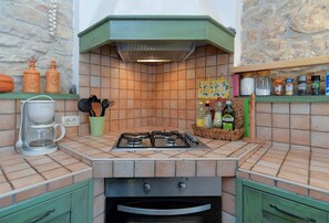 Kühlschrank, Ofen, Herdplatte, Wasserkocher mit Kaffee-/Teezubehör