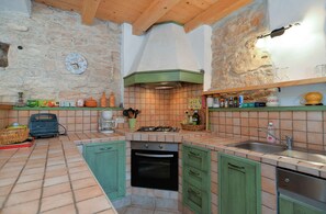 Kühlschrank, Ofen, Herdplatte, Wasserkocher mit Kaffee-/Teezubehör