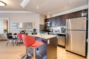 Kühlschrank, Mikrowelle, Ofen, Herdplatte