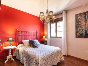 5 slaapkamers, een strijkplank/strijkijzer, internet, beddengoed