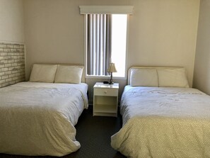 Premium bedding, down duvets, soundproofing, free WiFi - Edgewater Motel & Campground (Temiskaming Shores)