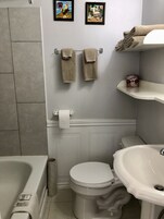 Comfort Single Room | Bathroom | Combined shower/tub, towels, soap, shampoo