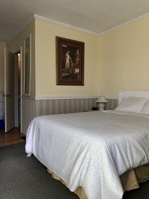 Premium bedding, down duvets, soundproofing, free WiFi - Edgewater Motel & Campground (Temiskaming Shores)