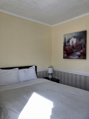 Chambre simple Confort | Literie de qualité, couette en duvet, système d’insonorisation