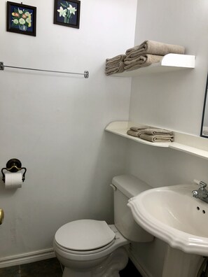 Chambre simple Confort | Salle de bain | Ensemble baignoire-douche, serviettes fournies, savon, shampooing