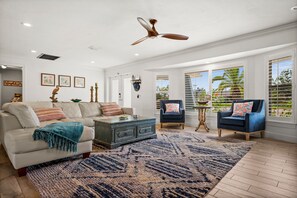 Smart-TV, Kamin, Bücher, Drucker