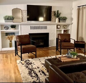 Smart TV, fireplace, ping pong, stereo