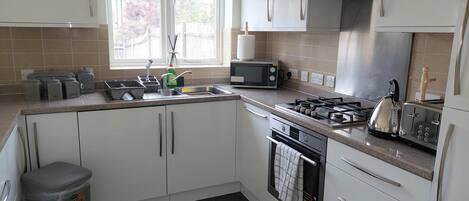 Kühlschrank, Mikrowelle, Ofen, Wasserkocher