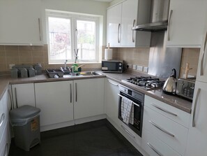 Kjøleskap, mikrobølgeovn, ovn og vannkoker