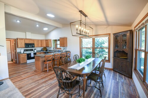 Greenside on Lake Arrowhead Golf open floor plan, great location, Golden Tee
