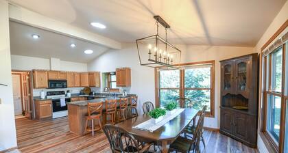 Greenside on Lake Arrowhead Golf open floor plan, great location, Golden Tee