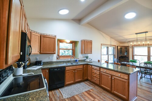 Greenside on Lake Arrowhead Golf open floor plan, great location, Golden Tee
