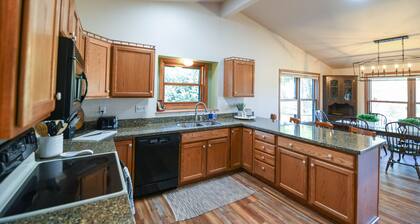 Greenside on Lake Arrowhead Golf open floor plan, great location, Golden Tee