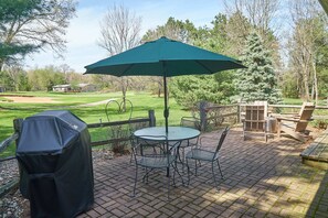 Outdoor dining - Greenside on Lake Arrowhead Golf open floor plan, great location, Golden Tee
 (Nekoosa)