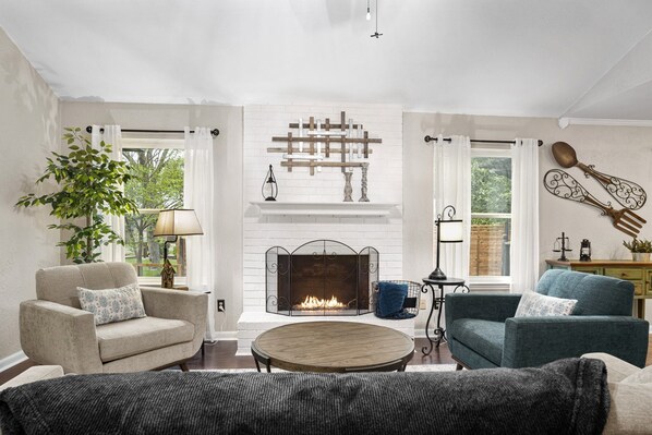 Smart TV, fireplace, DVD player - ★ Contemporary 3BR Ranch in S. Central Austin ★ (Austin)