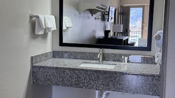 Combined shower/tub, free toiletries, towels