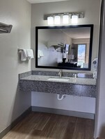 Combined shower/tub, free toiletries, towels