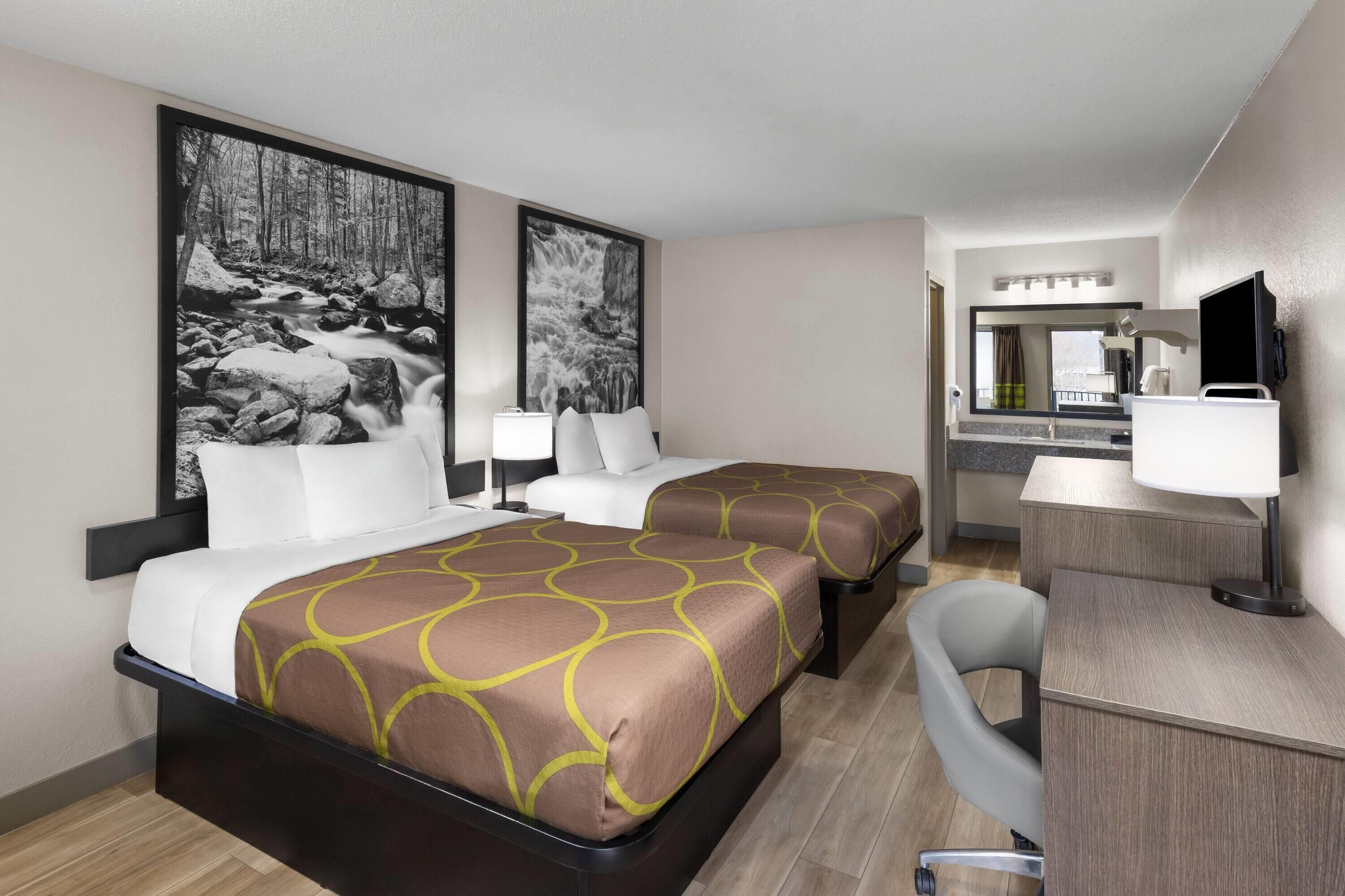 Habitación, 2 camas matrimoniales, para no fumadores | Escritorio, tabla de planchar con plancha, wifi gratis y ropa de cama 