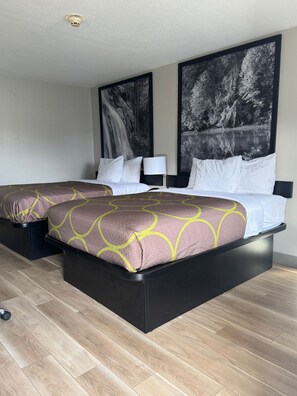 Habitación, 2 camas matrimoniales, para no fumadores | Escritorio, tabla de planchar con plancha, wifi gratis y ropa de cama 