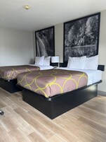 Escritorio, tabla de planchar con plancha, wifi gratis y ropa de cama 