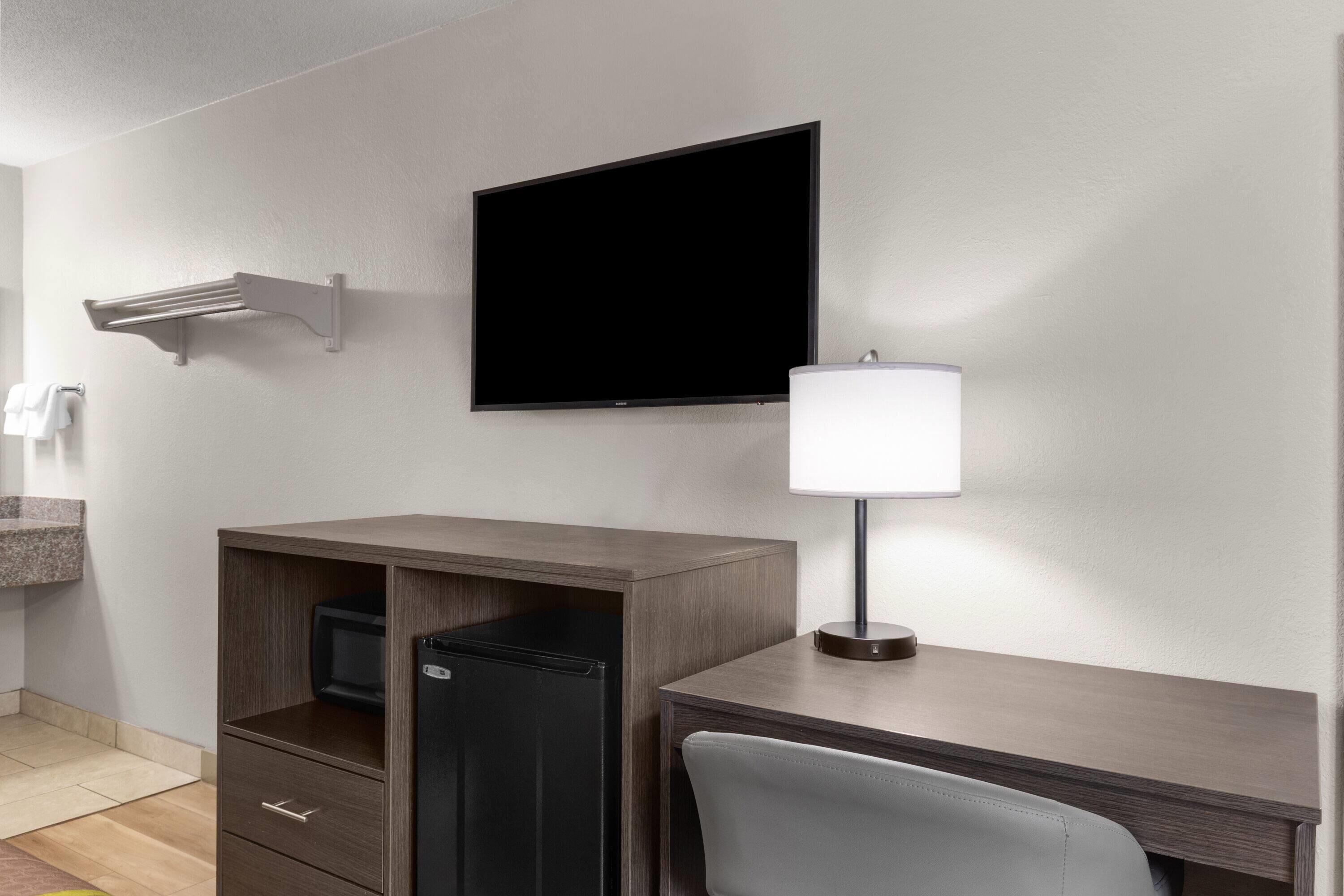 Room, 1 King Bed, Non Smoking | Desk, iron/ironing board, free WiFi, bed sheets