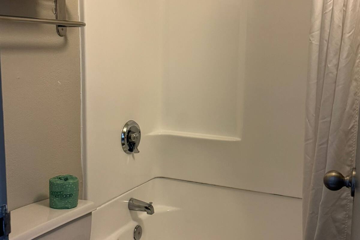 combined shower/bathtub, free toiletries, towels