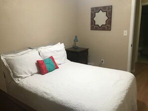 3 bedrooms, desk, iron/ironing board, free WiFi