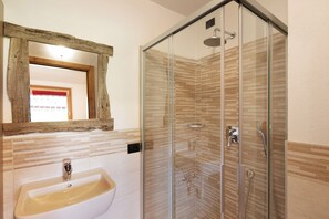 Dusche, Haartrockner, Handtücher