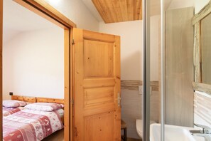 3 bedrooms, free WiFi, bed sheets - “Appartamento Legnameir Bait da Rez” with Balconies & Wi-Fi (Livigno)