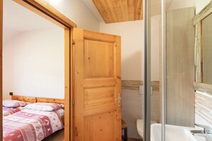 3 bedrooms, free WiFi, bed sheets