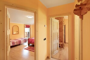 3 bedrooms, free WiFi, bed sheets - “Appartamento Legnameir Bait da Rez” with Balconies & Wi-Fi (Livigno)