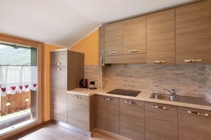 Fridge, microwave, oven, stovetop - “Appartamento Legnameir Bait da Rez” with Balconies & Wi-Fi (Livigno)