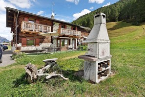 Outdoor dining - “Appartamento Legnameir Bait da Rez” with Balconies & Wi-Fi (Livigno)