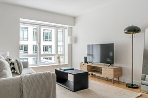 TV, stereo, offices - Dapper Back Bay Studio, w/ Gym, walk to Newbury St. by Blueground (Boston)