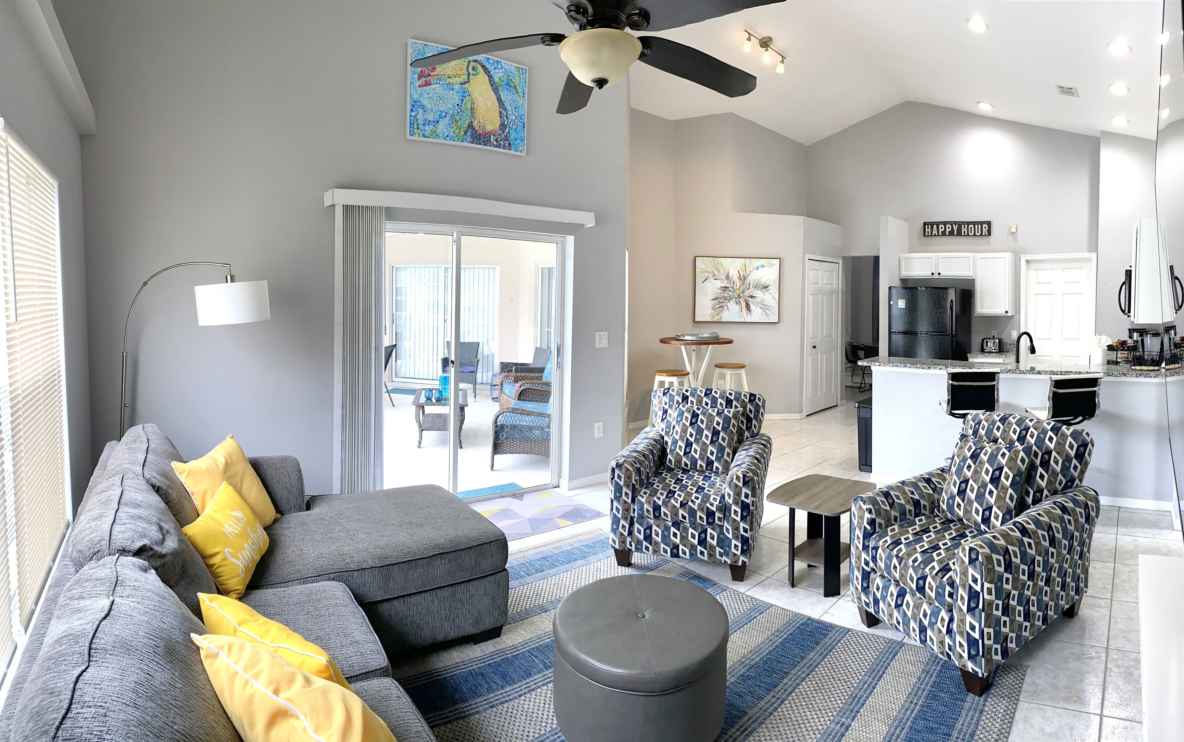 Älytelevisio, pöytätennispöytä, tulostin