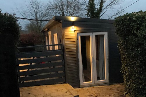 2-Bed Cabin Sleeps 4 -Small Pets Ok -Free Parking