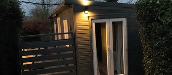 2-Bed Cabin Sleeps 4 -Small Pets Ok -Free Parking