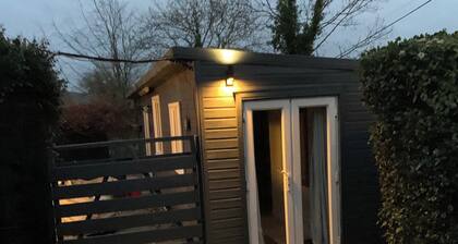 2-Bed Cabin Sleeps 4 -Small Pets Ok -Free Parking
