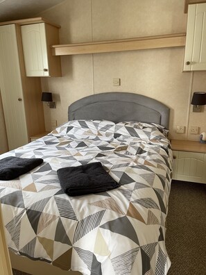 2 bedrooms, iron/ironing board, bed sheets