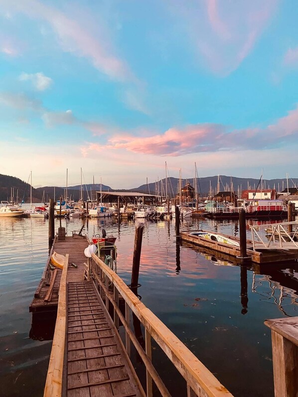 Marina - Welcome To the Ocean Front Cowibbean Guesthouse (Cowichan Bay)