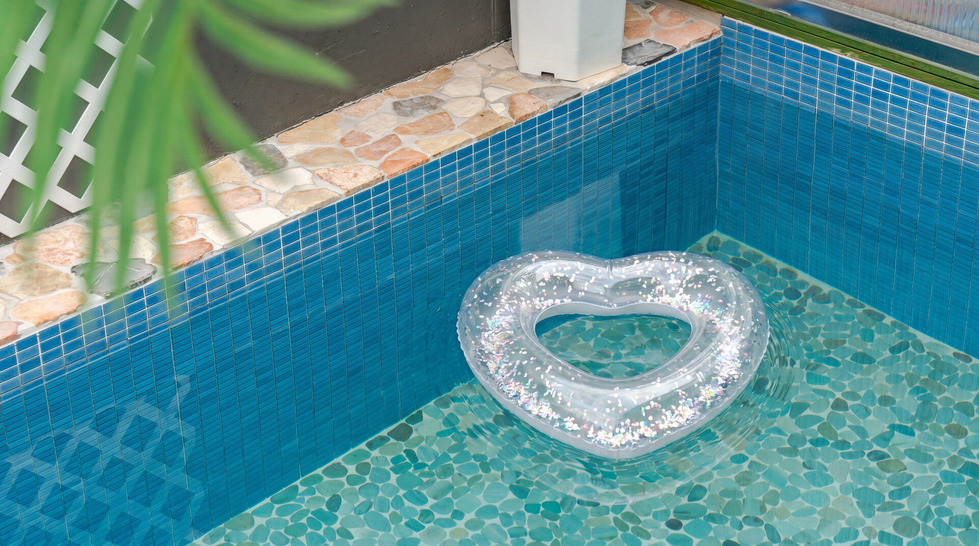 Ein Swimmingpool mit einem herzförmigen Schwimmreifen.