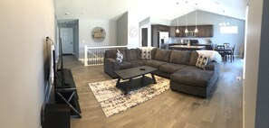Una Smart TV, videojuegos, un futbolín, una mesa de tenis de mesa