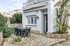 Outdoor dining - Refurbished Holiday Home "Casa en Begur" with Garden & Wi-Fi (Begur)