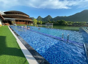 2 outdoor pools